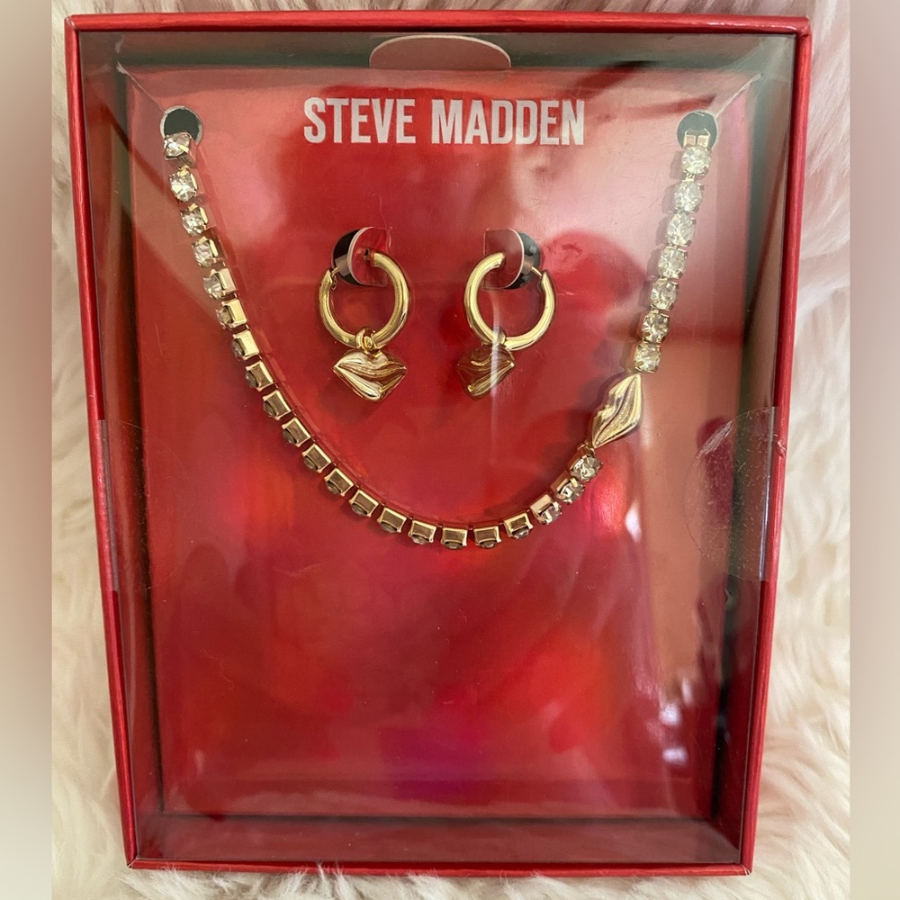 Steve Madden Gold Lip Earrings With Matching Rhinestone Bracelet Set